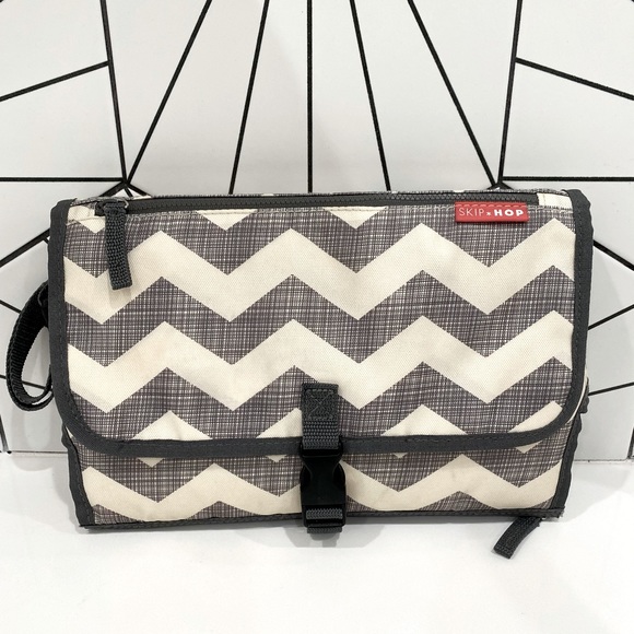 Skip Hop Chevron Diaper Clutch and Changing Station with Wet Dry Bag - Picture 1 of 10